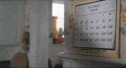 Image animée d'une femme regardant son calendrier